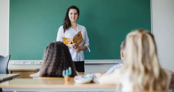Poesía y educación: cómo enseñar poesía de manera creativa en el aula moderna