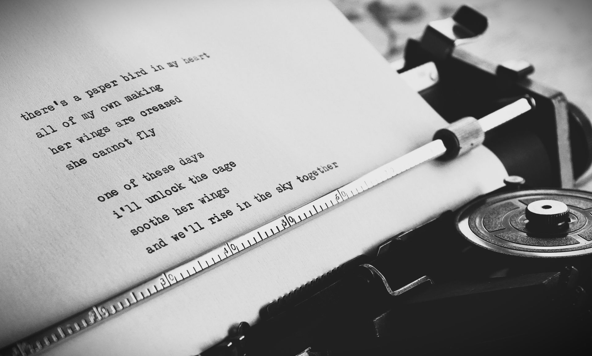 Poesía y productividad: cómo escribir versos potencia tu creatividad en el trabajo