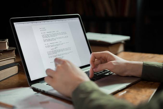 Cómo escribir un guion paso a paso, con formato y plantilla